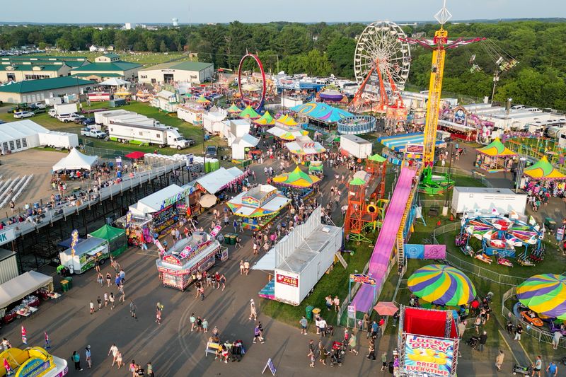 This Wisconsin Town Feels Straight Out Of That '70s Show - Decor Hint Seasonal Festivals & Throwback Events