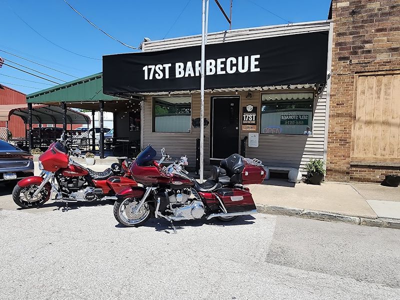 20 Illinois Small-Town Dining Destinations That Delight Every Time - Decor Hint 17th Street Barbecue, Murphysboro