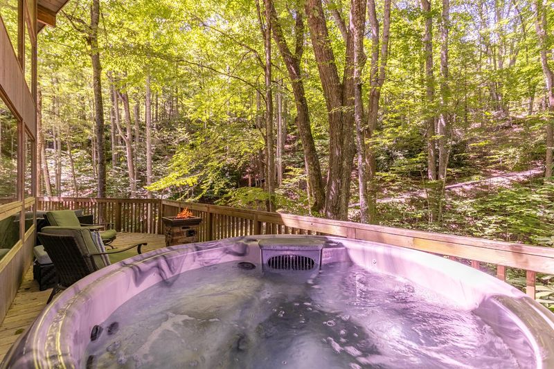 Romantic Treehouse With Hot Tub & Waterfall -  Marion, NC