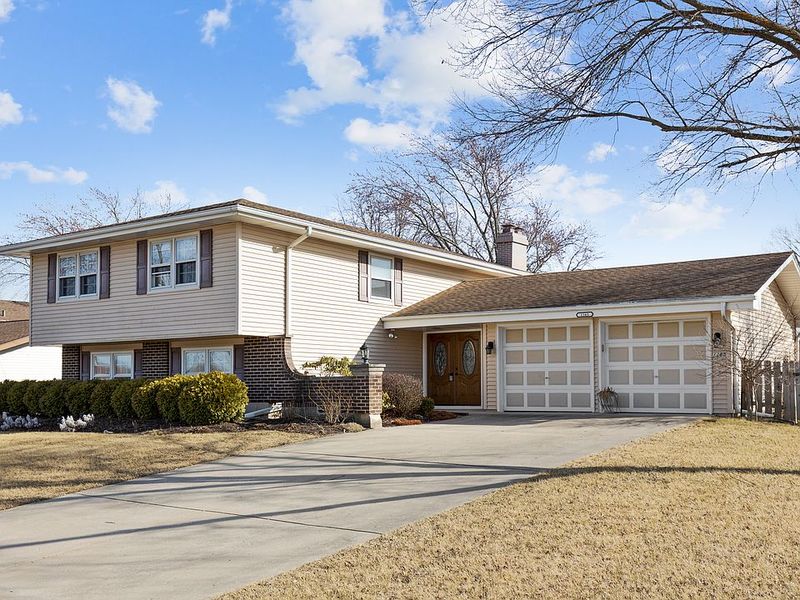 14 Illinois Home Types Predicted To Lose Value By 2026 And Why - Decor Hint Split-Level Homes From the 1970s