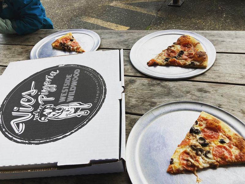 14 Washington Pizza Joints Worth Every Mile For Fresh Flavor - Decor Hint Vic's Pizzeria - Olympia