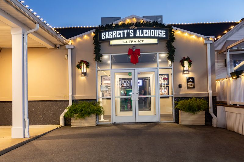 Fall River, Massachusetts Eats Up The Season With Spooky Pizza Parties, Paint Nights And More - Decor Hint Barrett's Alehouse Brings Creativity To Halloween With Mommy & Me Paint Night