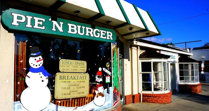 12 California Diners That Prove Pie And Coffee Never Go Out Of Style - Decor Hint Pie 'N Burger, Pasadena
