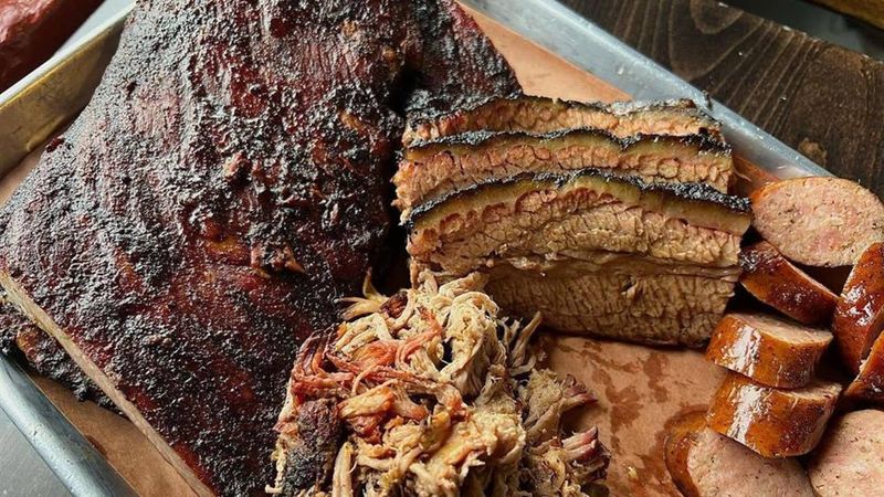 Illinois Hidden Restaurants Everyone Seems To Know About - Decor Hint Smoque BBQ