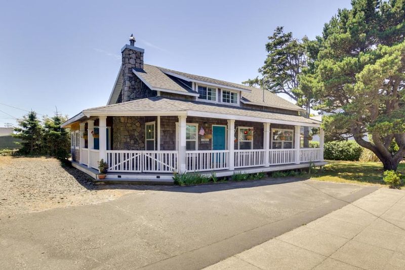 Beachside Oregon Cottages That Stay Stylish No Matter How Hard The Wind Blows - Decor Hint Lincoln City's Classic Shingled Charmer