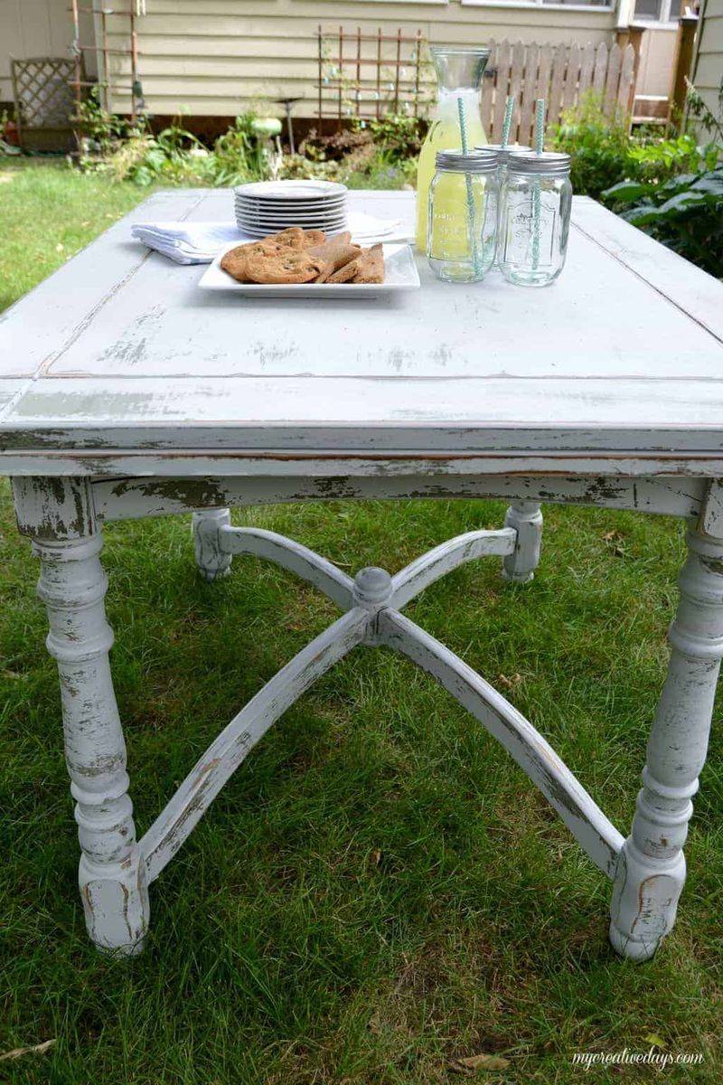 Tennessee Collectors Are Bringing Back These 13 Vintage Treasures - Decor Hint Chippy Painted Farm Tables