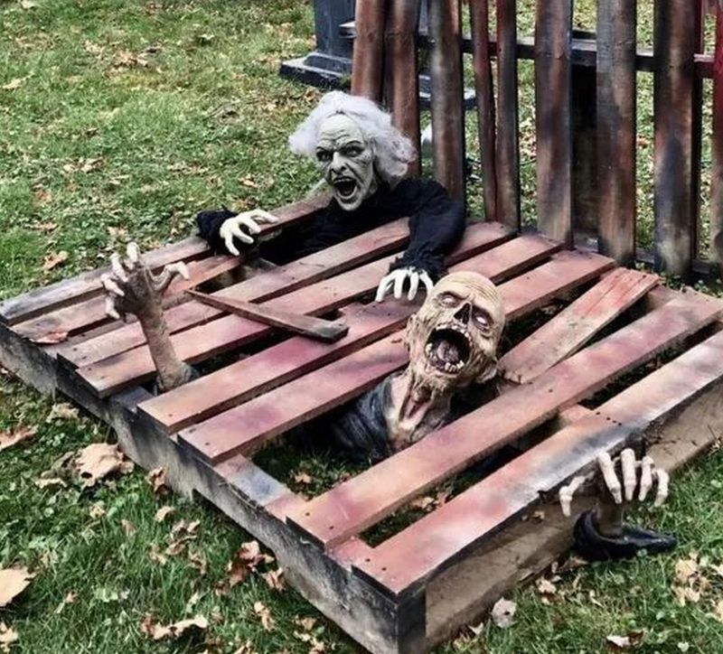 Texas Homeowners Go All Out With These Creepy Yard Displays - Decor Hint Zombie Apocalypse Outbreak