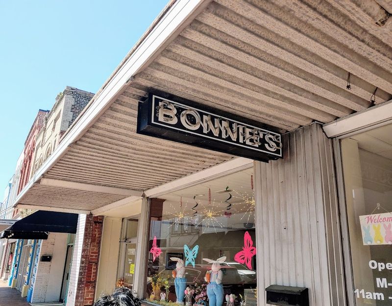 These Cozy North Carolina Diners Serve The Crispiest Fried Chicken - Decor Hint Bonnie's Café, Farmville