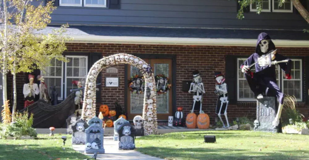 Meet The Casper Houses In Wyoming Taking Halloween Decorations To The Next Level - Decor Hint