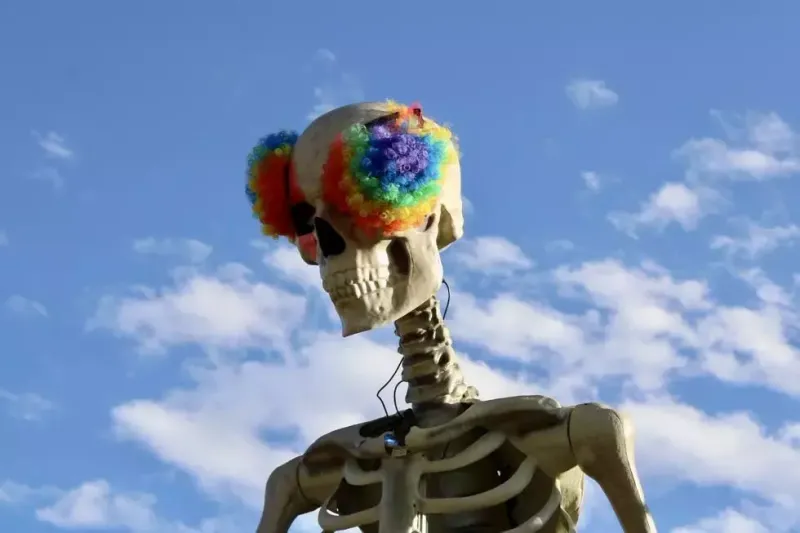 Meet The Casper Houses In Wyoming Taking Halloween Decorations To The Next Level - Decor Hint Giant Skeletons On 15th Street
