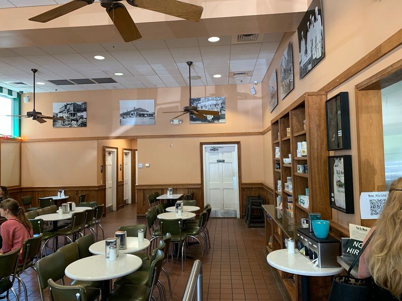 This Iconic Louisiana Café Serves Beignets Worth The Road Trip - Decor Hint Atmosphere & Decor