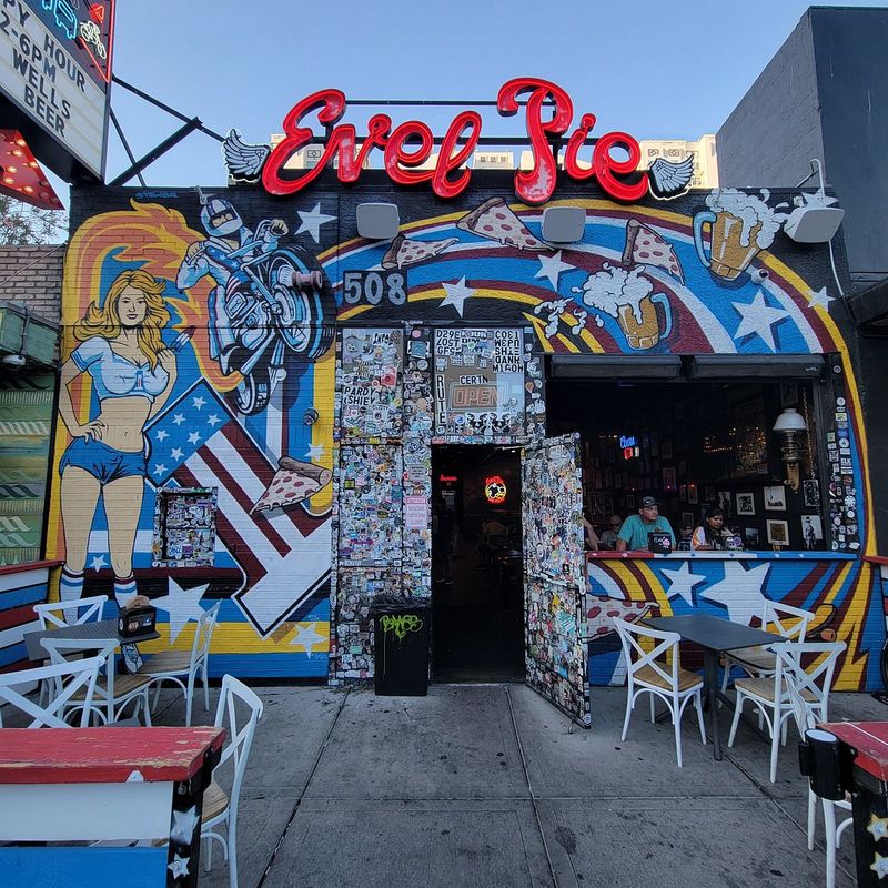 16 Nevada Pizza Places Keeping The Family-Style Tradition Alive - Decor Hint Evel Pie