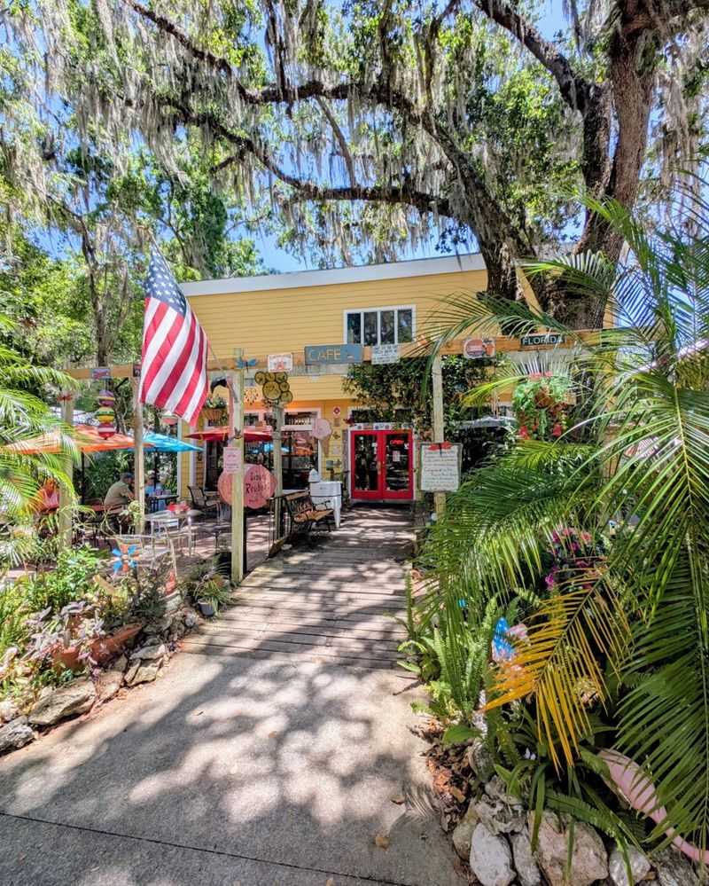 Southern-Style Eateries & Cafés