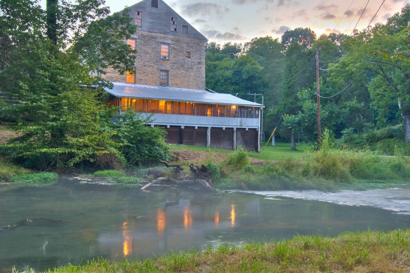 14 Must Try Kentucky Restaurants Where The Views Are As Good As The Food - Decor Hint Doe Run Inn