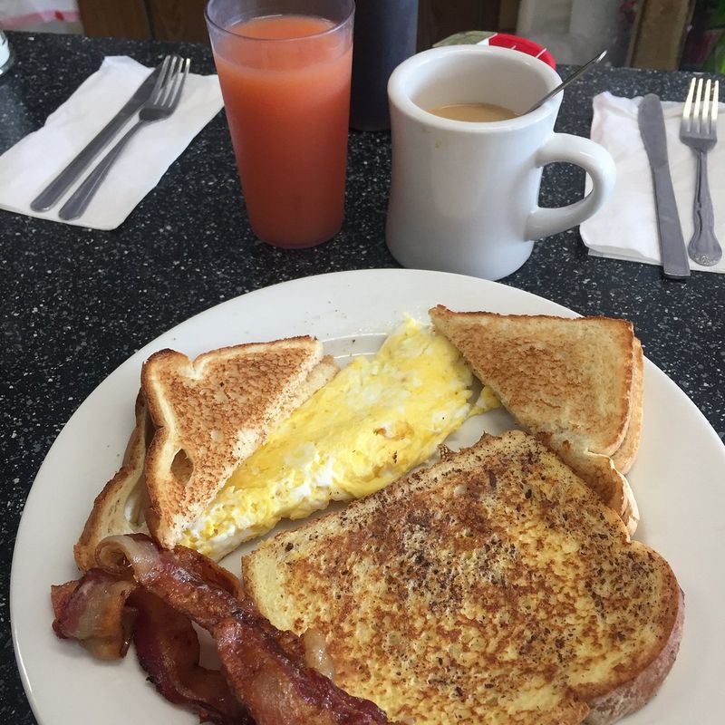 15 The Timeless New England Breakfast Spots Everyone In Massachusetts Should Try - Decor Hint Joe’s Diner - Lee