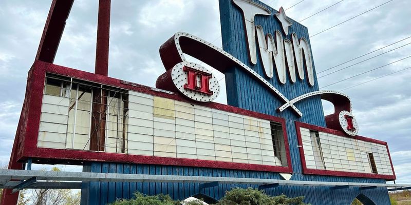 10 Missouri Drive-Ins Still Rolling Movies (And 4 That Shut Down) - Decor Hint Twin Drive-In, Independence (CLOSED)
