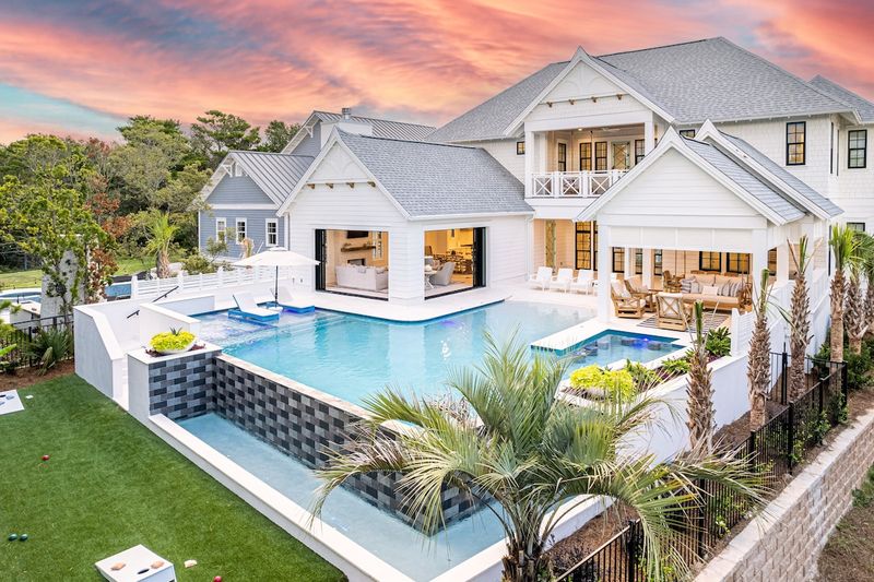 12 Florida Properties Set To Appreciate By 2026 (And 5 Outpacing The Rest) - Decor Hint Homes With Private Pools Or Outdoor Entertainment Areas