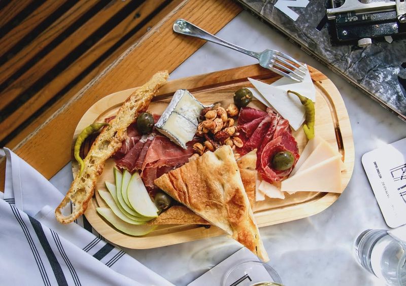 16 New York Diners Where Comfort Food Is Always On The Table - Decor Hint Empire Diner - New York City