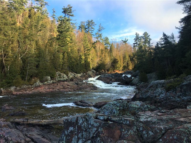 This Wisconsin Town Feels Straight Out Of That '70s Show - Decor Hint Parks, Rivers & Nature As Backdrops To Daily Life