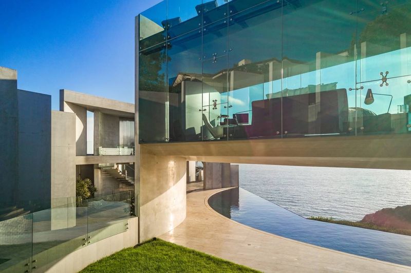 10 California Home Styles Forecasted To Fall Out Of Favor By 2026 - And 10 Rising Fast - Decor Hint Ultra-Modern Glass Boxes