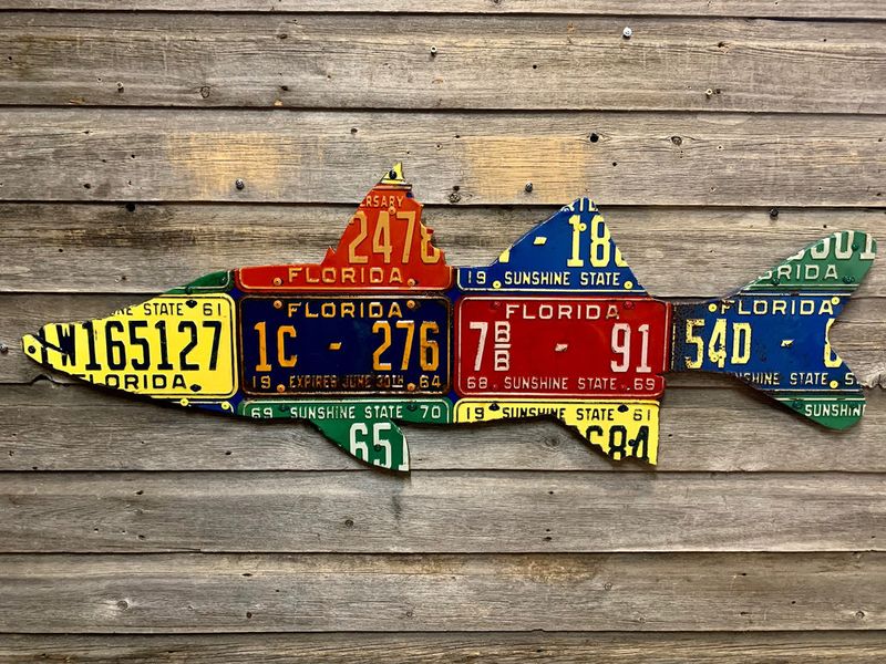 12 Florida Home Décor Styles That Scream Tourist Not Timeless - Decor Hint License Plate Wall Art