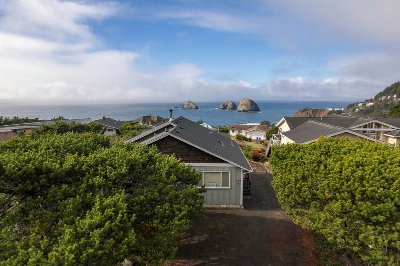 Beachside Oregon Cottages That Stay Stylish No Matter How Hard The Wind Blows - Decor Hint Oceanside's Three Arch Rocks Retreat