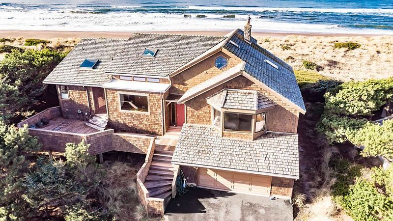 Beachside Oregon Cottages That Stay Stylish No Matter How Hard The Wind Blows - Decor Hint Bandon's Stone and Timber Masterpiece