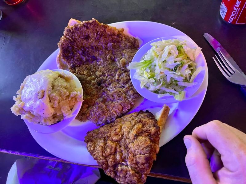 Mary's Café - Strawn