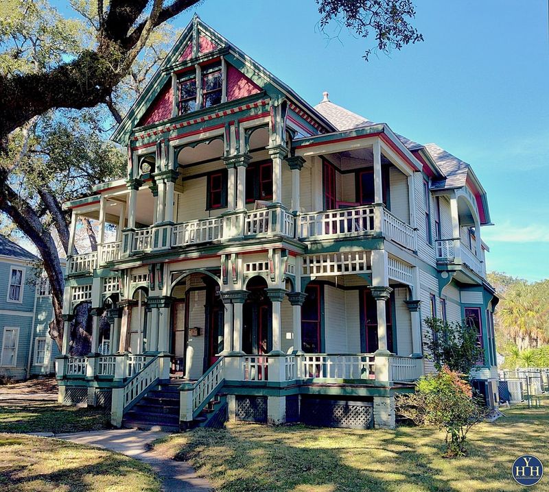 13 Vintage Alabama Homes That Remind Us How The South Used To Live - Decor Hint Victorian Cottage in Mobile