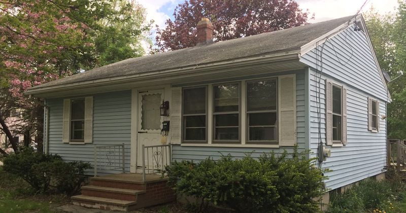 11 Michigan Property Types Likely Headed For Price Cuts By 2026 - Decor Hint Outdated Ranch Homes Without Updates