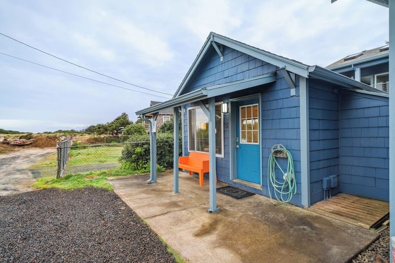 Beachside Oregon Cottages That Stay Stylish No Matter How Hard The Wind Blows - Decor Hint Rockaway Beach's Colorful Coastal Cottage