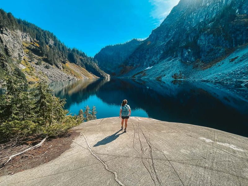 Must Try Beginner Trails In Washington For The Perfect Fall Getaway - Decor Hint Lake Serene Trail