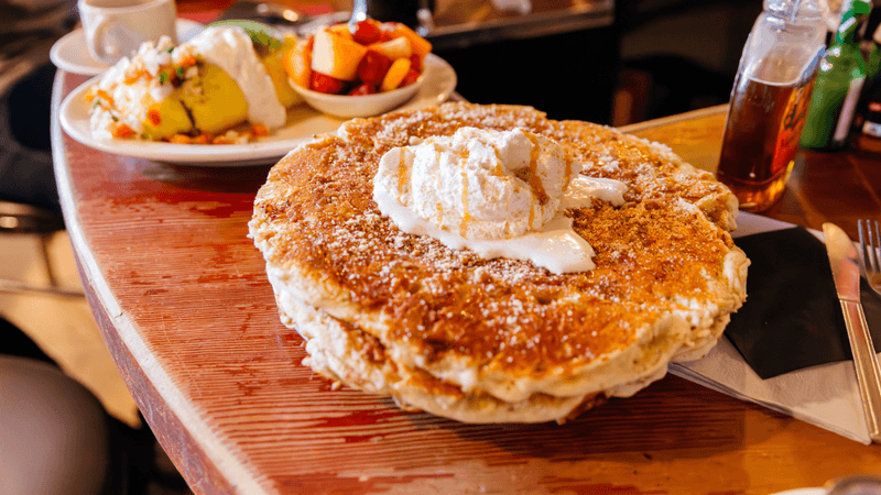 This Iconic California Diner Serves Pancakes Worth Setting Your Alarm For - Decor Hint Early-Morning Must
