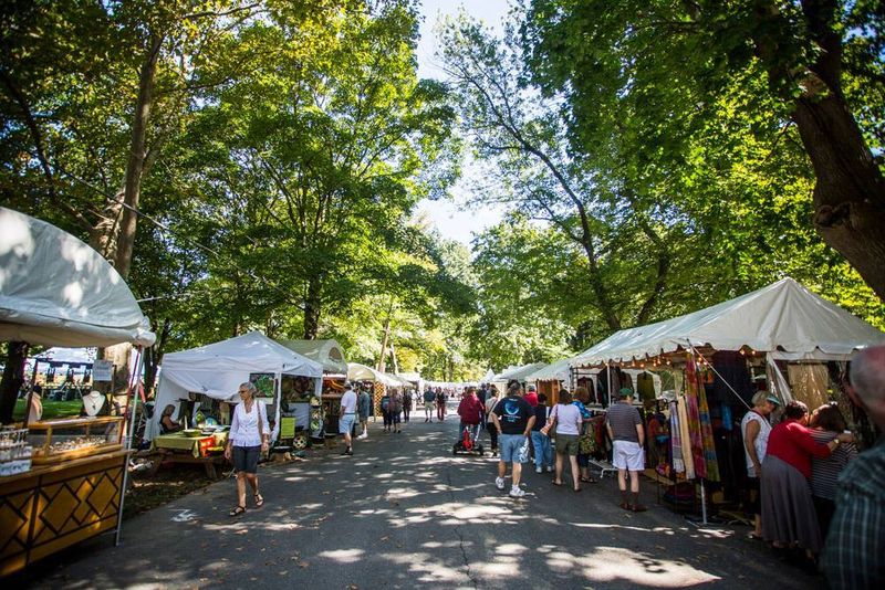 People Drive From All Over Pennsylvania To These Craft Fairs For One-Of-A-Kind Finds - Decor Hint Long's Park Art and Craft Festival
