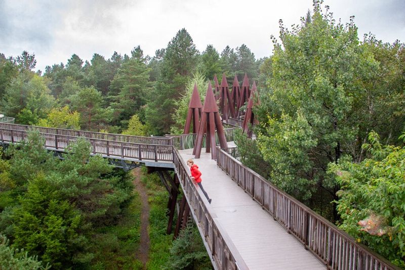 20 Cozy Fall Dates In New York's Most Enchanting Places - Decor Hint Walk The Adirondack Mountains Trails