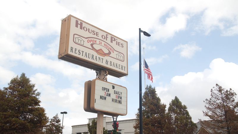12 California Diners That Prove Pie And Coffee Never Go Out Of Style - Decor Hint House of Pies, Los Angeles