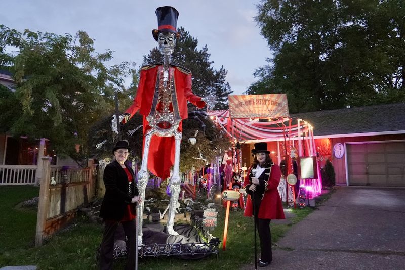 Oregon's 12 Most Creative Halloween Setups - Decor Hint Carnaval Des Zombies, Beaverton