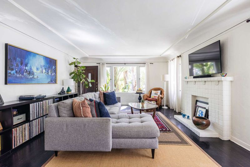 Illinois Homeowners, These Mistakes Could Be Stopping Your Home From Feeling Cozy - Decor Hint Choosing Style Over Comfort