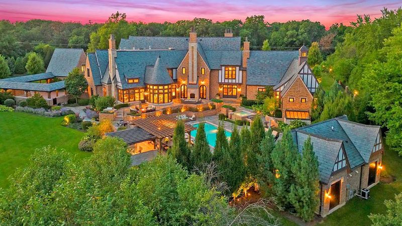 14 Illinois Home Types Predicted To Lose Value By 2026 And Why - Decor Hint Luxury Homes in Rural Illinois Counties