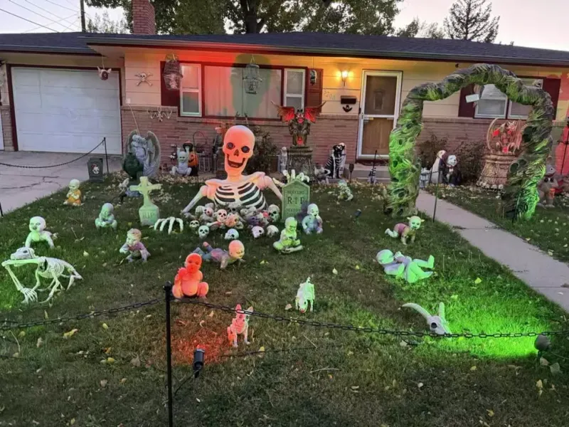 Meet The Casper Houses In Wyoming Taking Halloween Decorations To The Next Level - Decor Hint Haunted Front Door