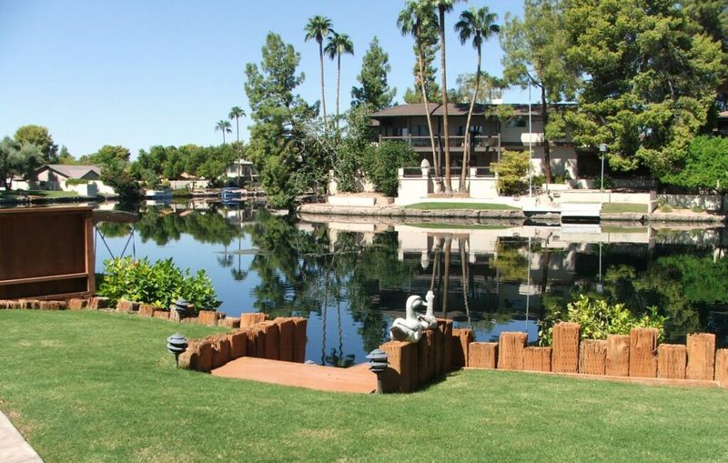 Tempe: Lakeside Desert Homes With University Energy