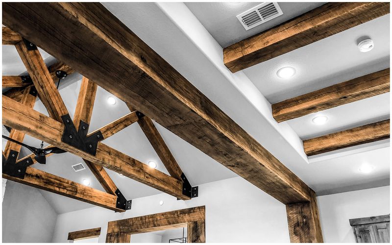 15 Living Oak Designs From Tierra's Texas That Showcase True Southern Sophistication - Decor Hint Oak Wood Beam Ceiling Accents