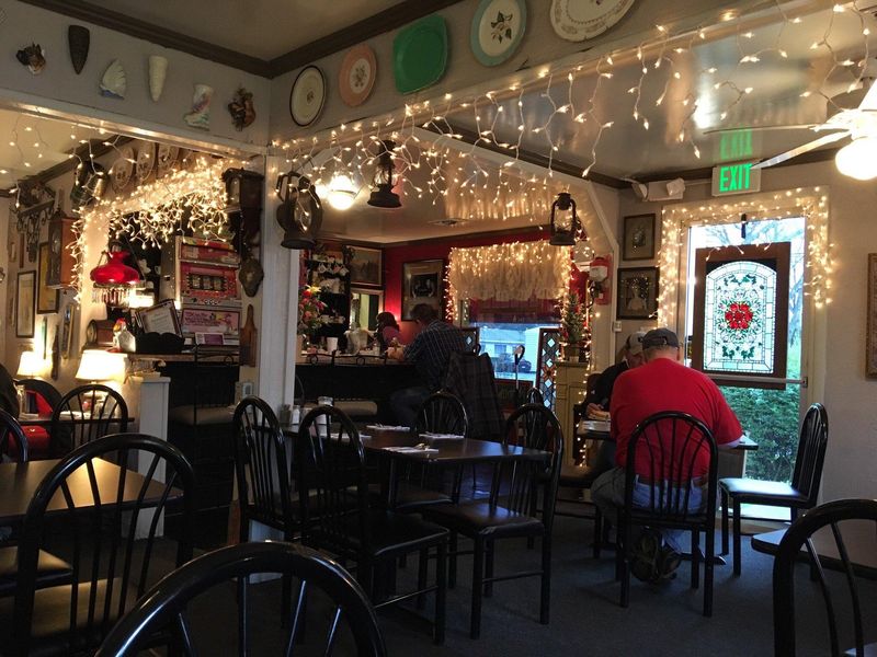 An Arkansas Diner Serving Classic Omelets For Generations - Decor Hint Inside The Diner: Atmosphere, Décor, And Charm
