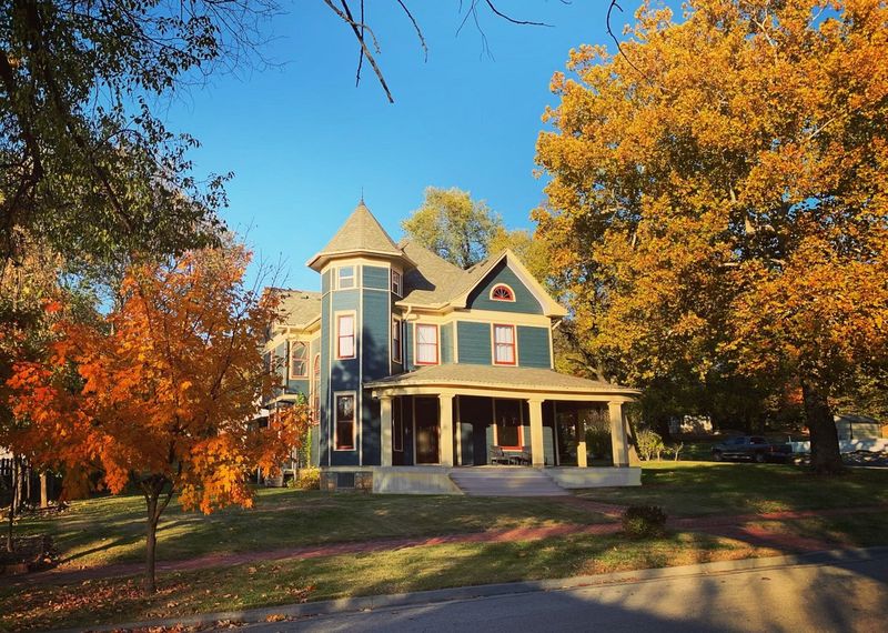 This Welcoming Kansas City Offers Lakeside Calm, Scenic Trails, And Heartfelt Festivals - Decor Hint Restful Nights At Paola Inn And Suites Or Canaan Oaks Bed & Breakfast