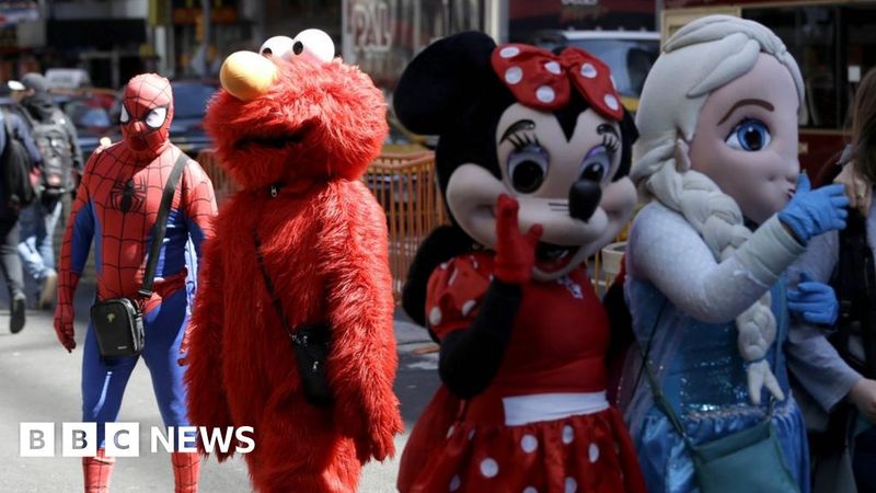 14 New York Tourist Traps Even Smart Travelers Fall For Again And Again - Decor Hint Street Performer Photo Ops