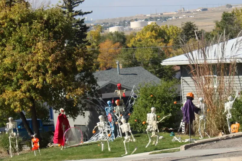 Meet The Casper Houses In Wyoming Taking Halloween Decorations To The Next Level - Decor Hint Skeleton Superhero Display