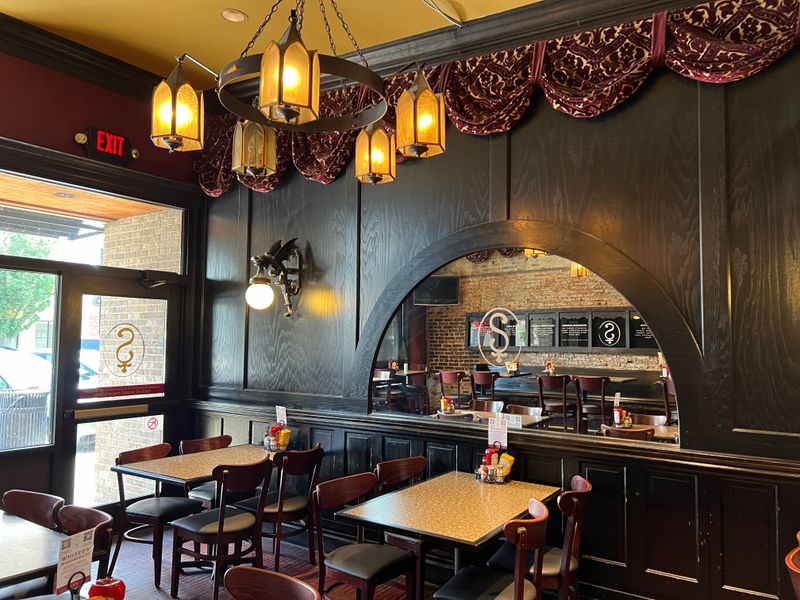 Minimalism Is Over In Illinois Restaurants And The Nostalgic Tavern Era Has Begun - Decor Hint The Role Of Texture And Layering