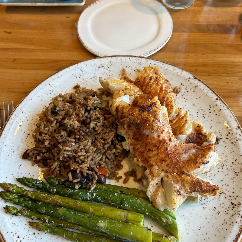 18 Seafood Buffets In Illinois Where Every Bite Feels Like A Coastal Escape - Decor Hint Bluewater Grill