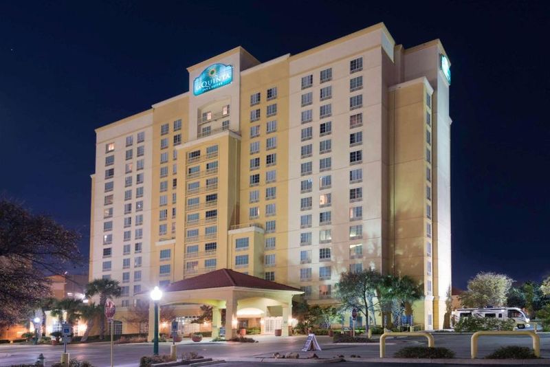 La Quinta Inn & Suites By Wyndham San Antonio Riverwalk
