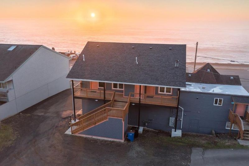 Beachside Oregon Cottages That Stay Stylish No Matter How Hard The Wind Blows - Decor Hint Depoe Bay's Whale-Watching Wonder
